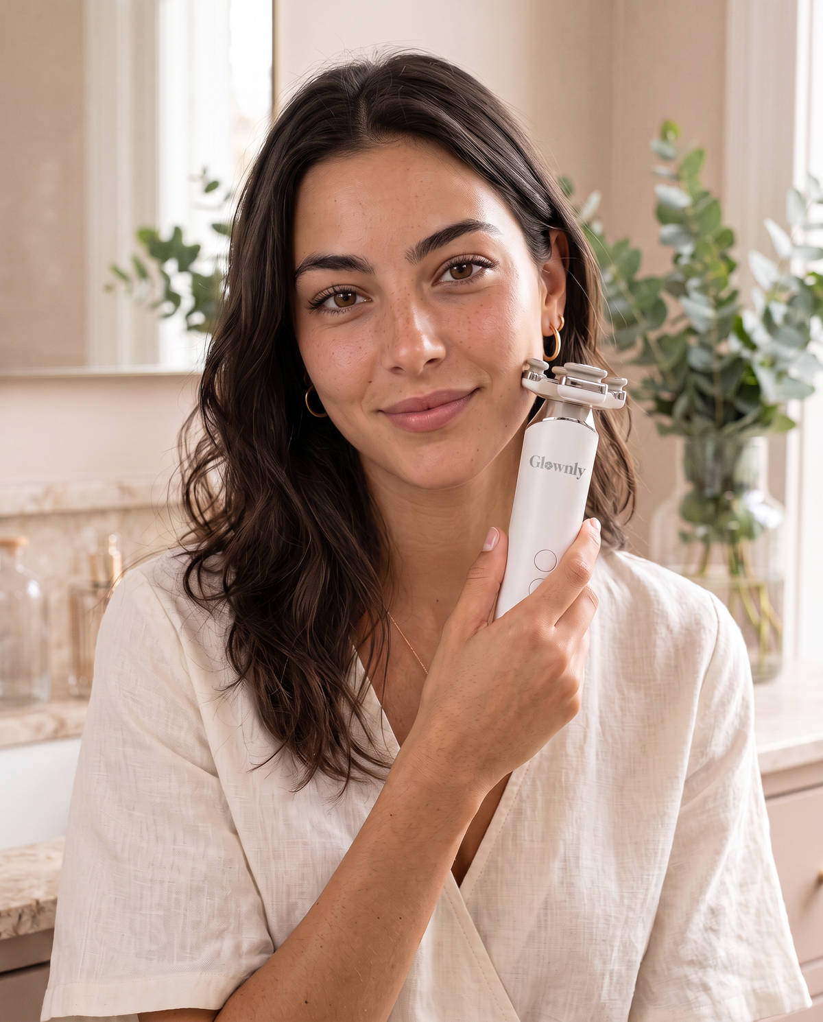 Rituel beauté à la maison avec l'appareil sculptant visage Glownly