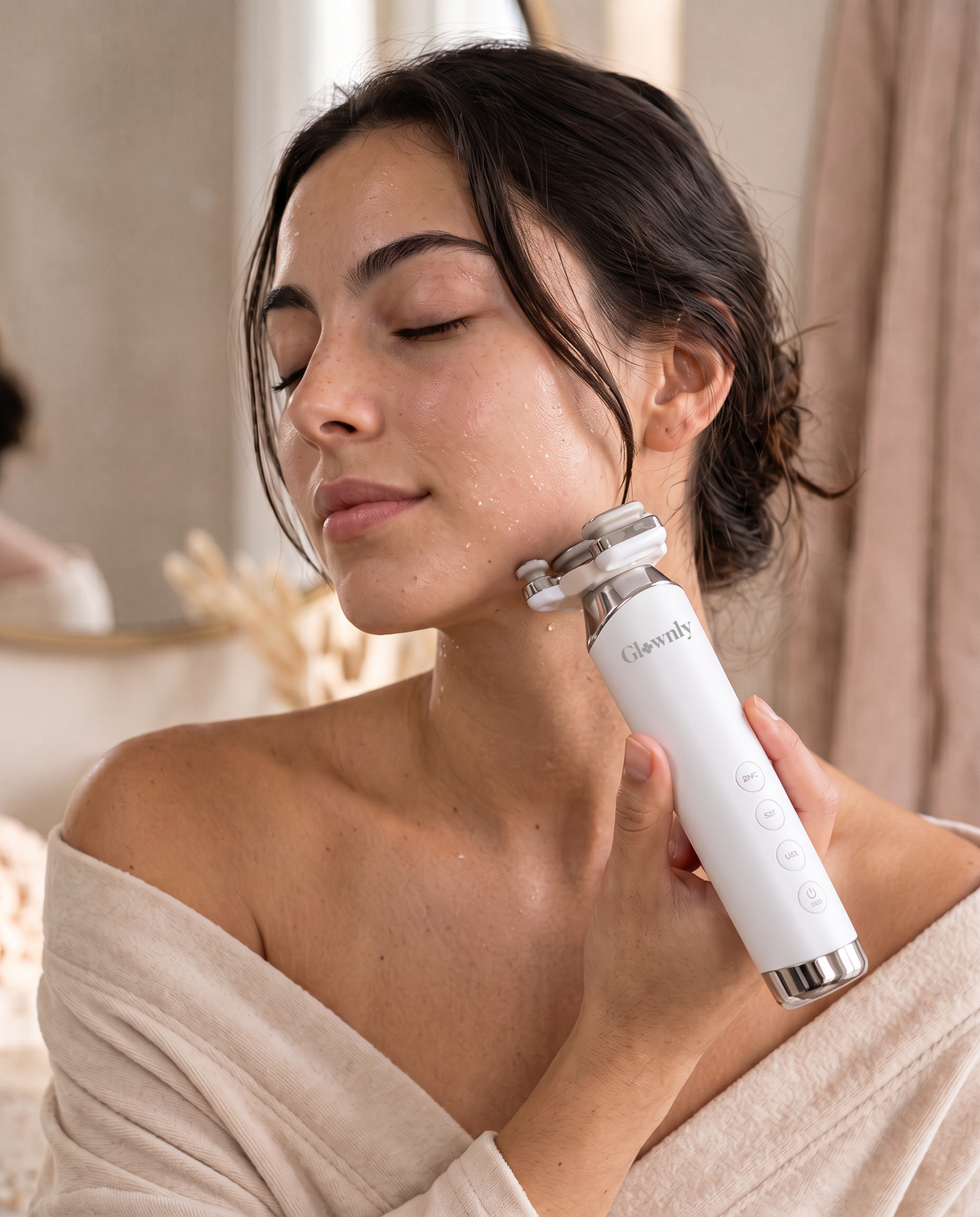 Geste ascendant le long de l'ovale du visage avec l'appareil Glownly